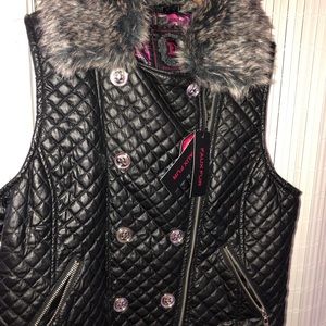 Women’s vest with fur hood